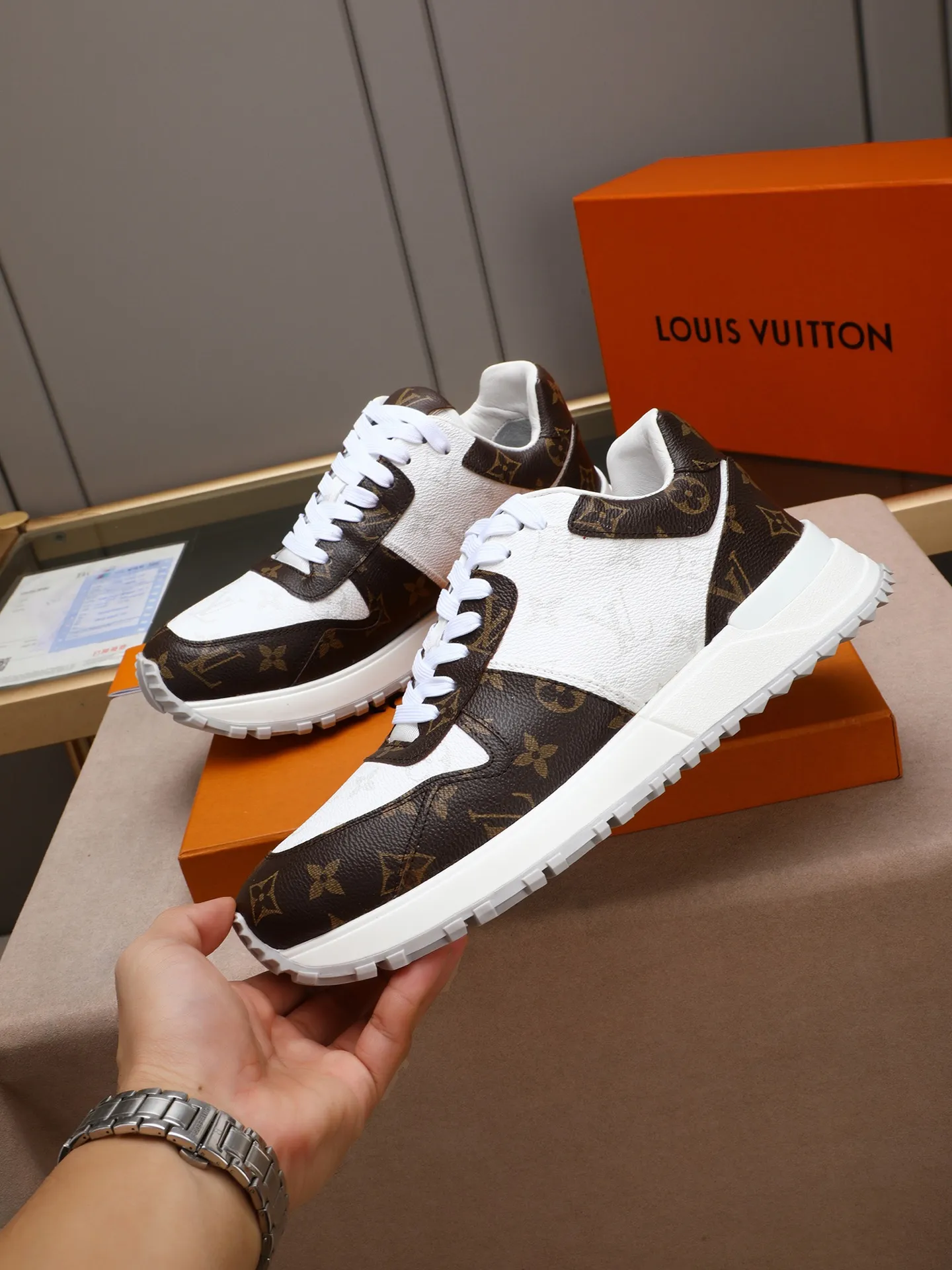 Men's Shoes 💰660 L The Run Away Maxi sneaker debuts in the 2025 collection and continues the iconic design of the Run Away sneaker. The smooth cowhide leather upper features contrasting LV lettering and Vuitton logos, and a lightweight rubber wedge outsole evokes running shoe construction. High level of comfort. Looks good, wears well and matches well. Worth buying! 7 color selection size: 39-44 (45 customized)